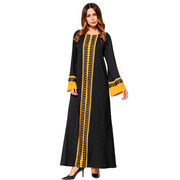 Арабское платье черного цвета с длинными рукавами и ярко желтым узором